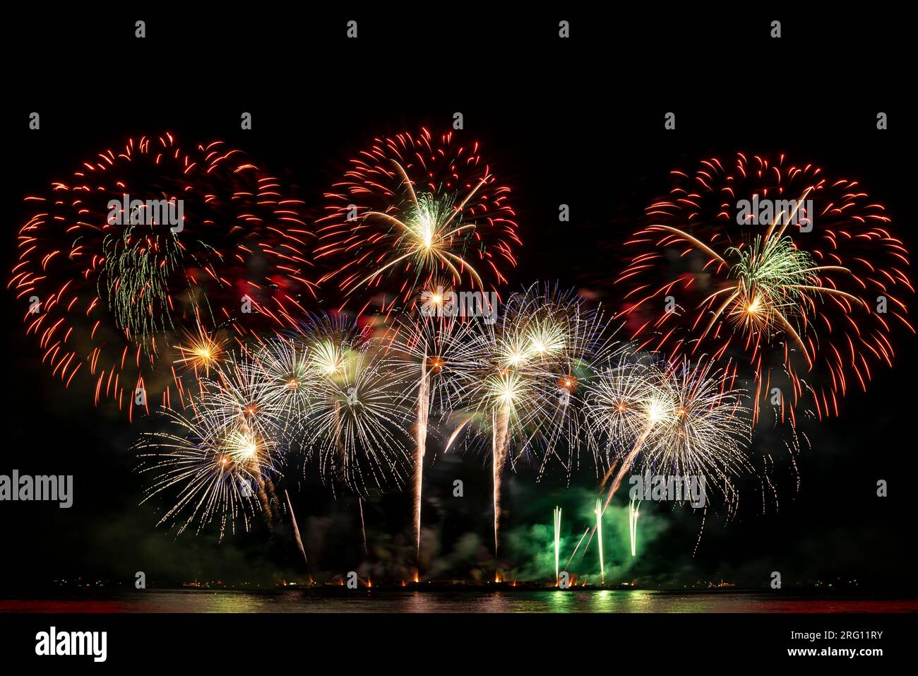 Echtes Feuerwerk-Fest, buntes Neujahrsfeuerwerk Stockfoto
