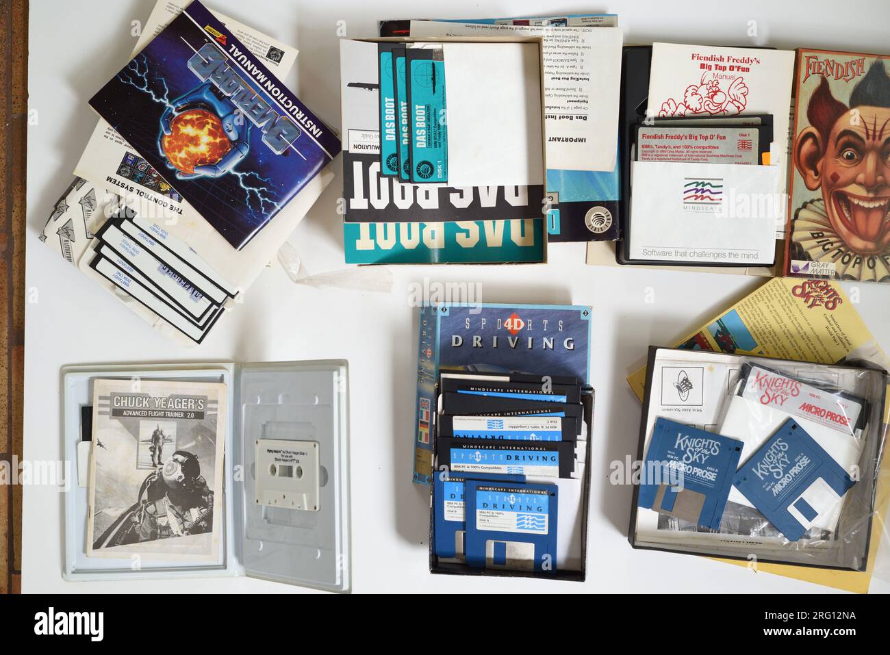 Sammlung von PC MS-DOS-Spielen, fiendish Freddy's Big Top O' Fun, Sports Driving 4D; Overlord; offene Boxen, Computerdisketten; Das Boot; Chuck Yeager Stockfoto