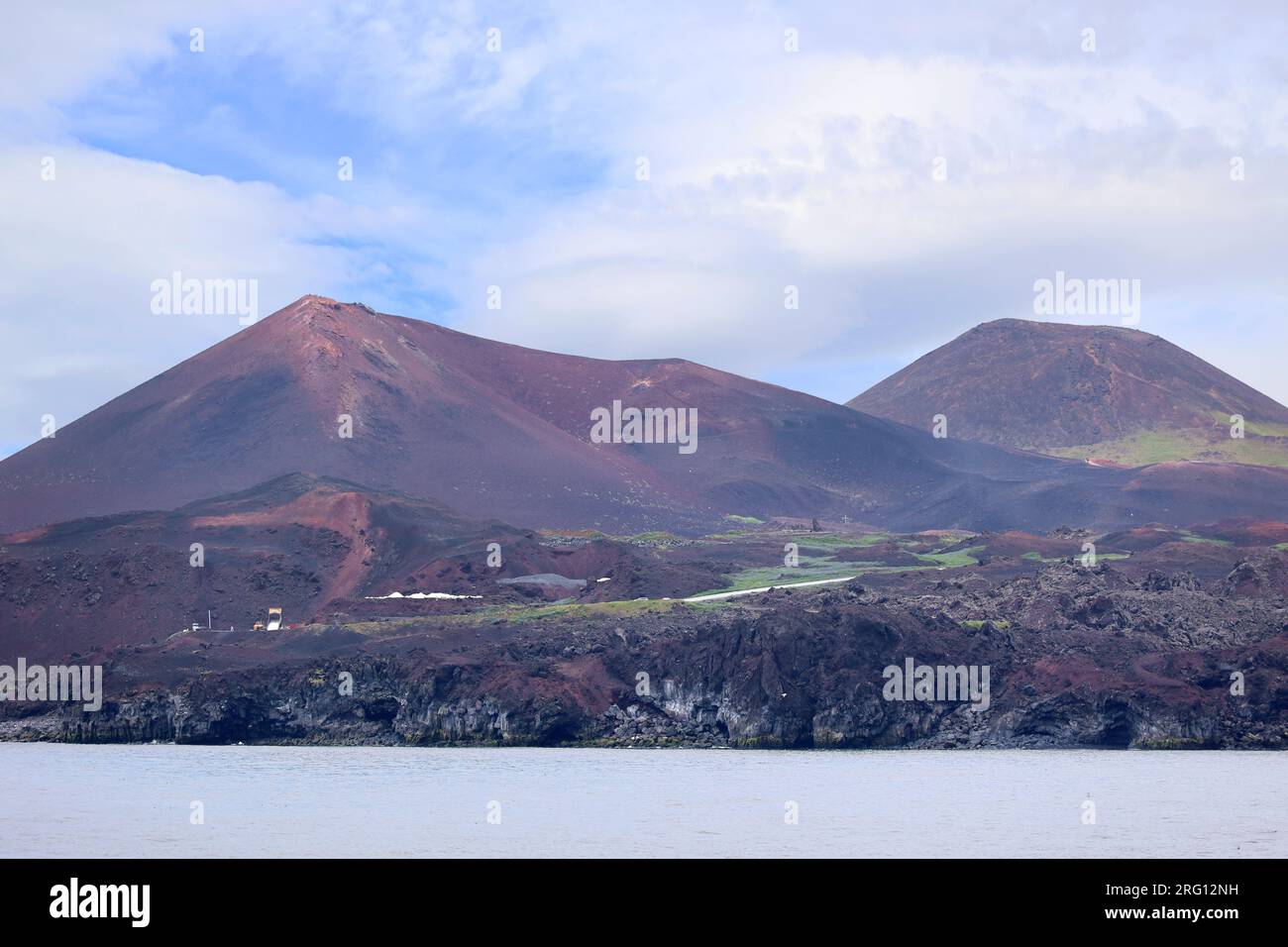 Blick auf den Vulkan Eldfell und den Helgafell-Aschekegel auf der Insel Heimaey vor der Südküste Islands Stockfoto