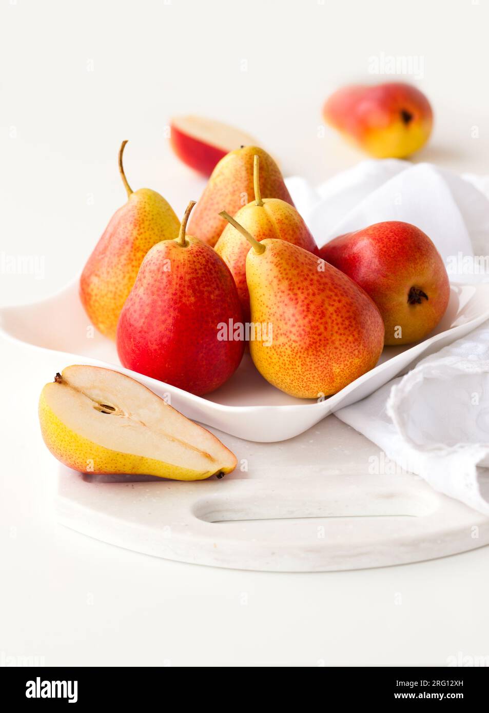 Frische Birnen auf dem Tisch Stockfoto