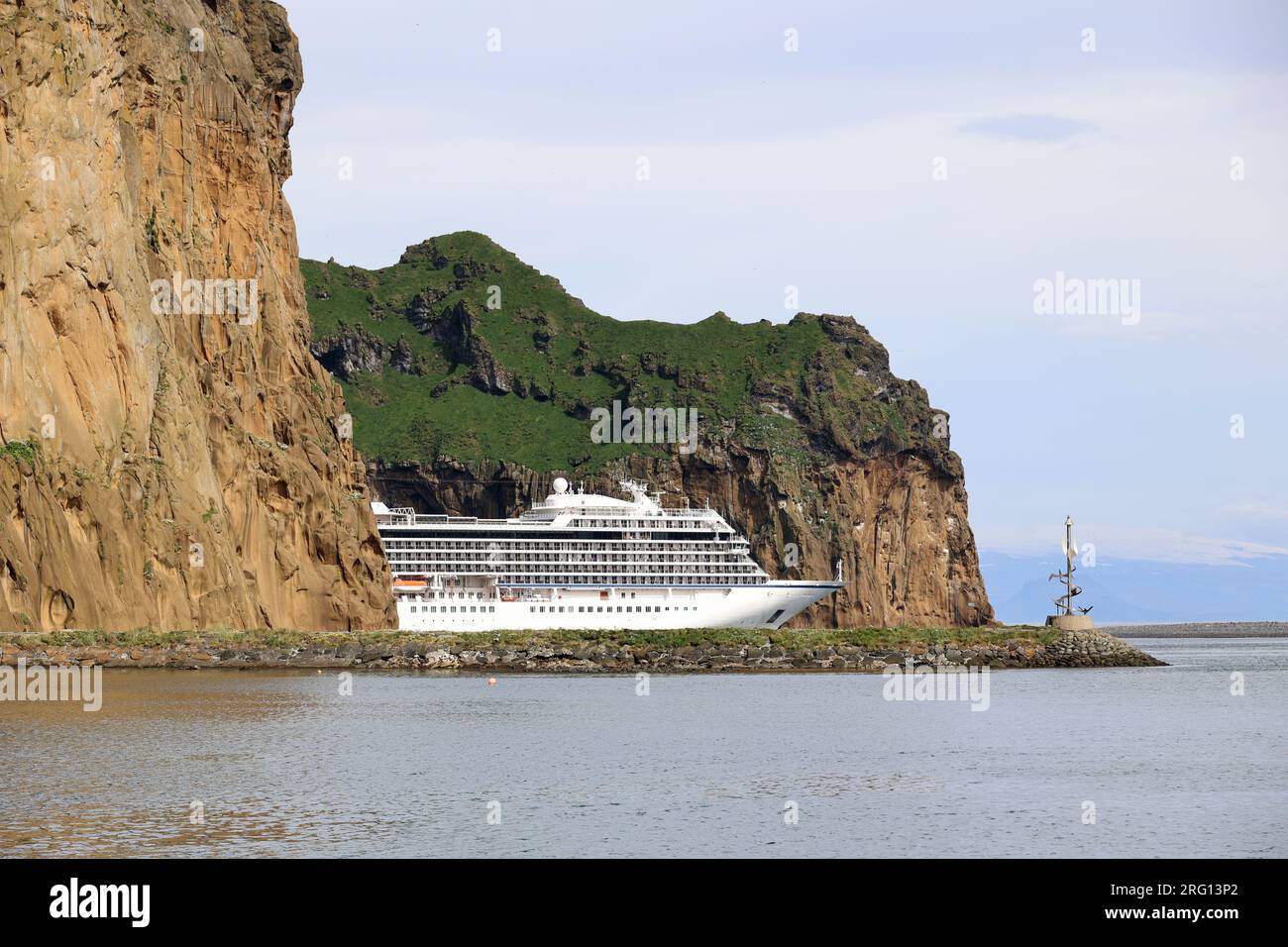 Kreuzfahrtschiff in einer Bucht von Heimaey Island - Vestmannaeyjar - Westman Islands - Island Stockfoto