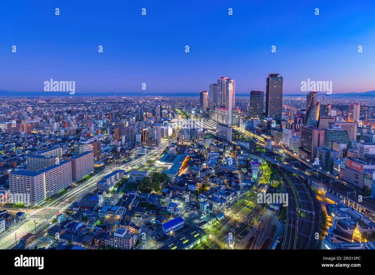 Nagoya Aichi Japan, Skyline-Nacht am Bahnhof Nagoya und Business Center Stockfoto