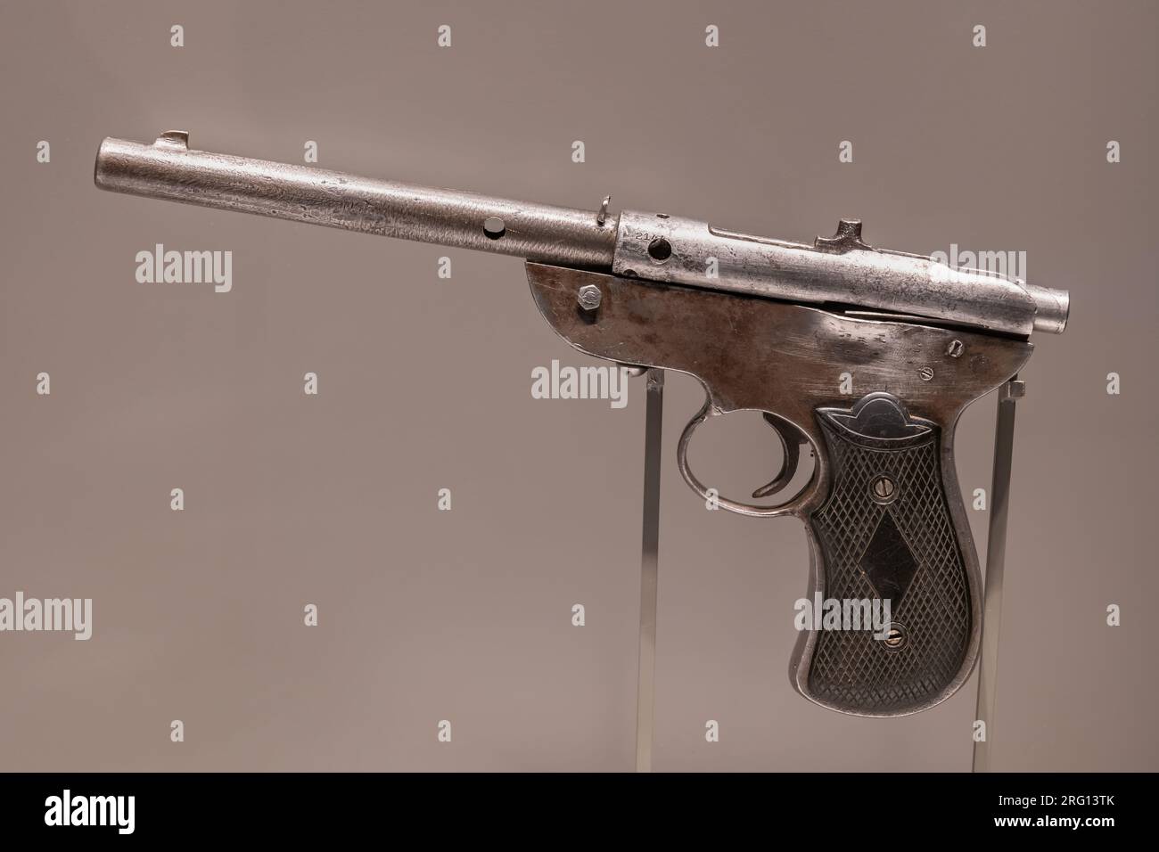 Pistole des Pommerischen Griffons (1942-1944) im Museum des Zweiten Weltkriegs in Danzig, Polen. Aus selbstgefertigten Teilen und Teilen von anderen t bestehen Stockfoto