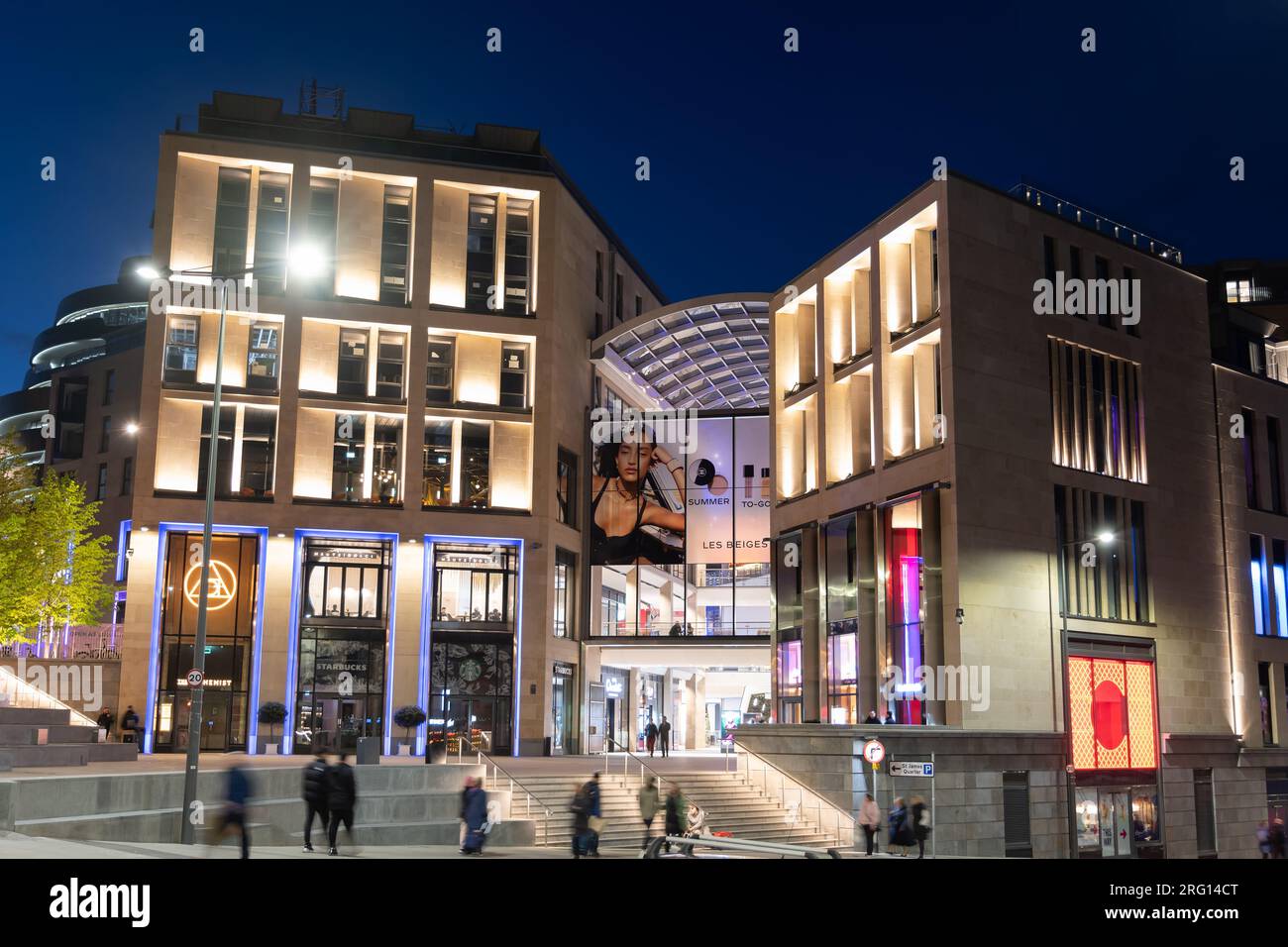 Edinburgh, Schottland, Großbritannien - 9. Mai 2023 - Einkaufszentrum im St. James Quarter und Wohngebiet bei Nacht. Stockfoto