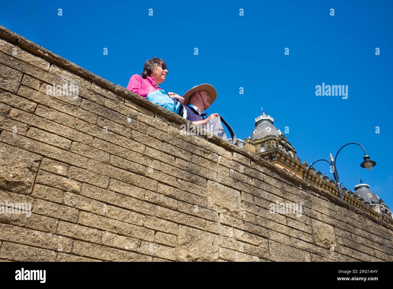 Ein älteres Ehepaar, das die Streitkräfte bei Scarborough beobachten kann Stockfoto