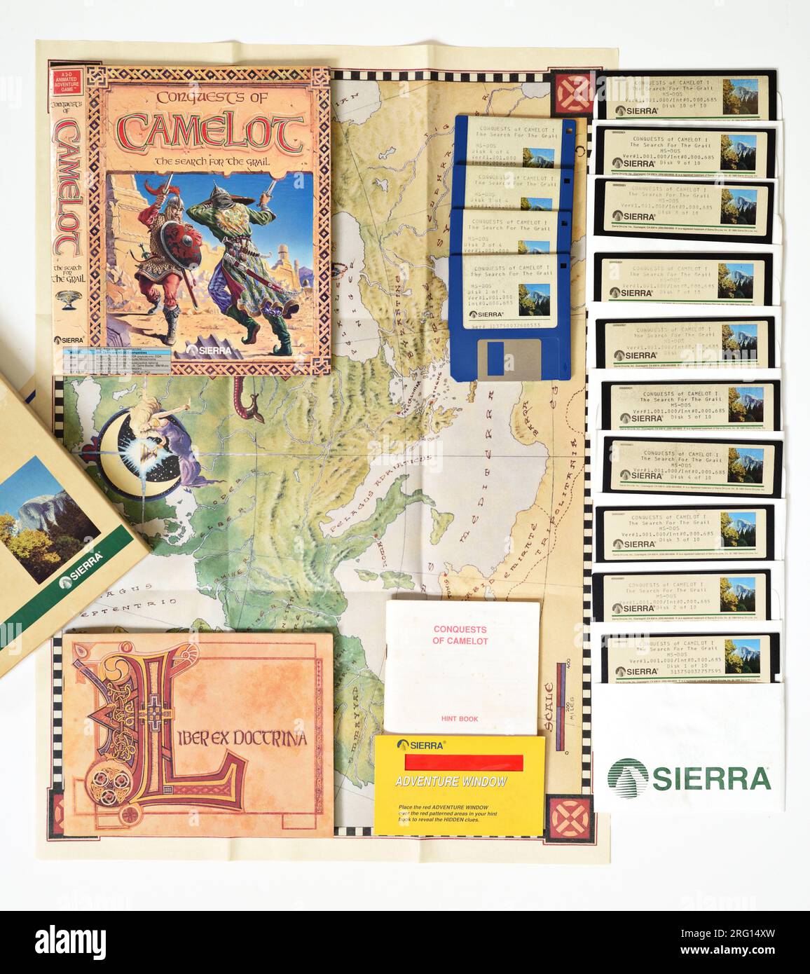 Conquests of Camelot: Die Suche nach dem Gral; Inhalt der Spielbox, flach mit Frontcover DOS Games von Sierra Stockfoto