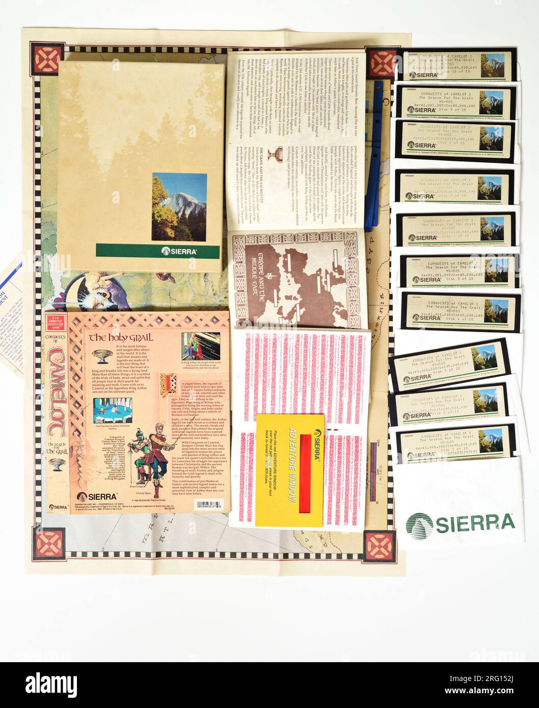 Sierra Adventure Games, Conquests of Camelot: The Search for the Gral; Inhalt der Spielbox, flach mit offenen Broschüren für DOS Games von Stockfoto