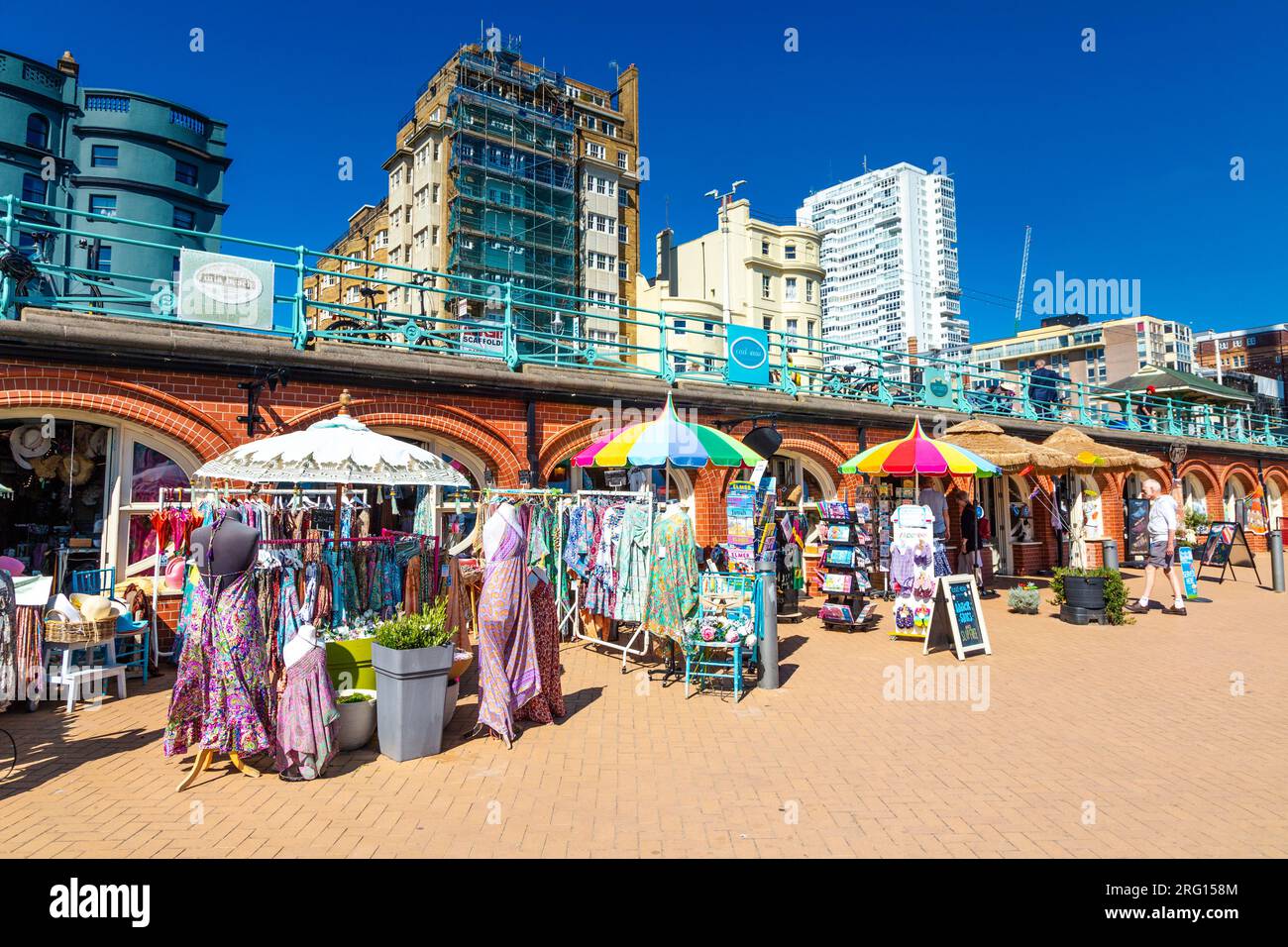Strandbekleidungsgeschäfte in den Kings Road Arches, Brighton, England Stockfoto