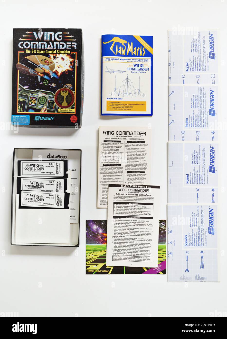 Flat-lay 2, Inhalt von Wing Commander, dem 3-D Space Combat Simulator – Box Art, Science-Fiction-Raumflugsimulation MS-DOS Computerspiel Stockfoto