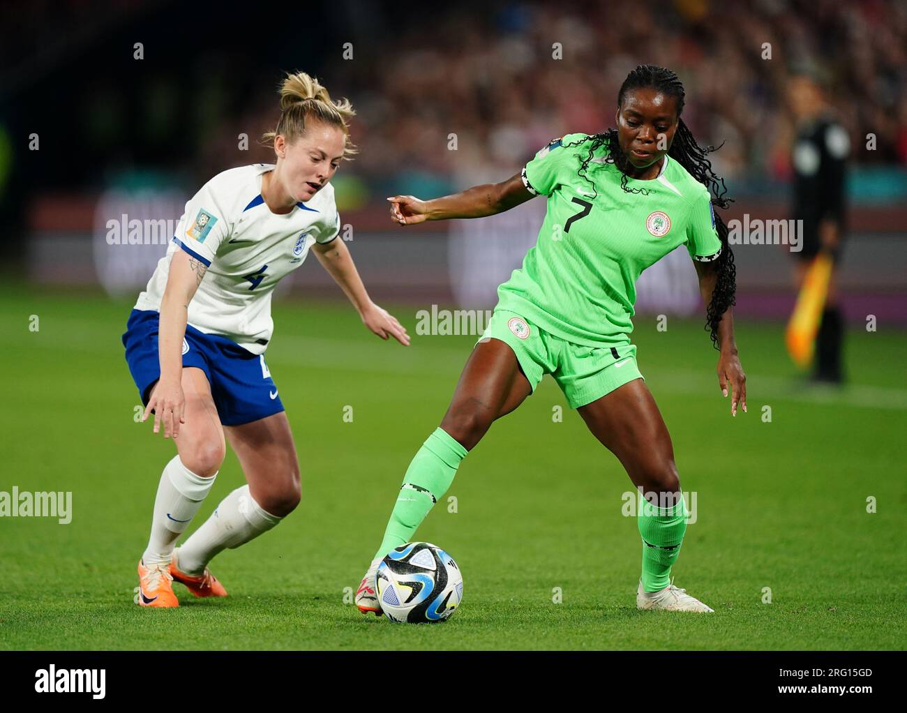 Englands Keira Walsh und Nigerias Toni Payne (rechts) kämpfen während des Spiels der FIFA Women's World Cup, Runde 16 im Brisbane Stadium, Australien, um den Ball. Foto: Montag, 7. August 2023. Stockfoto