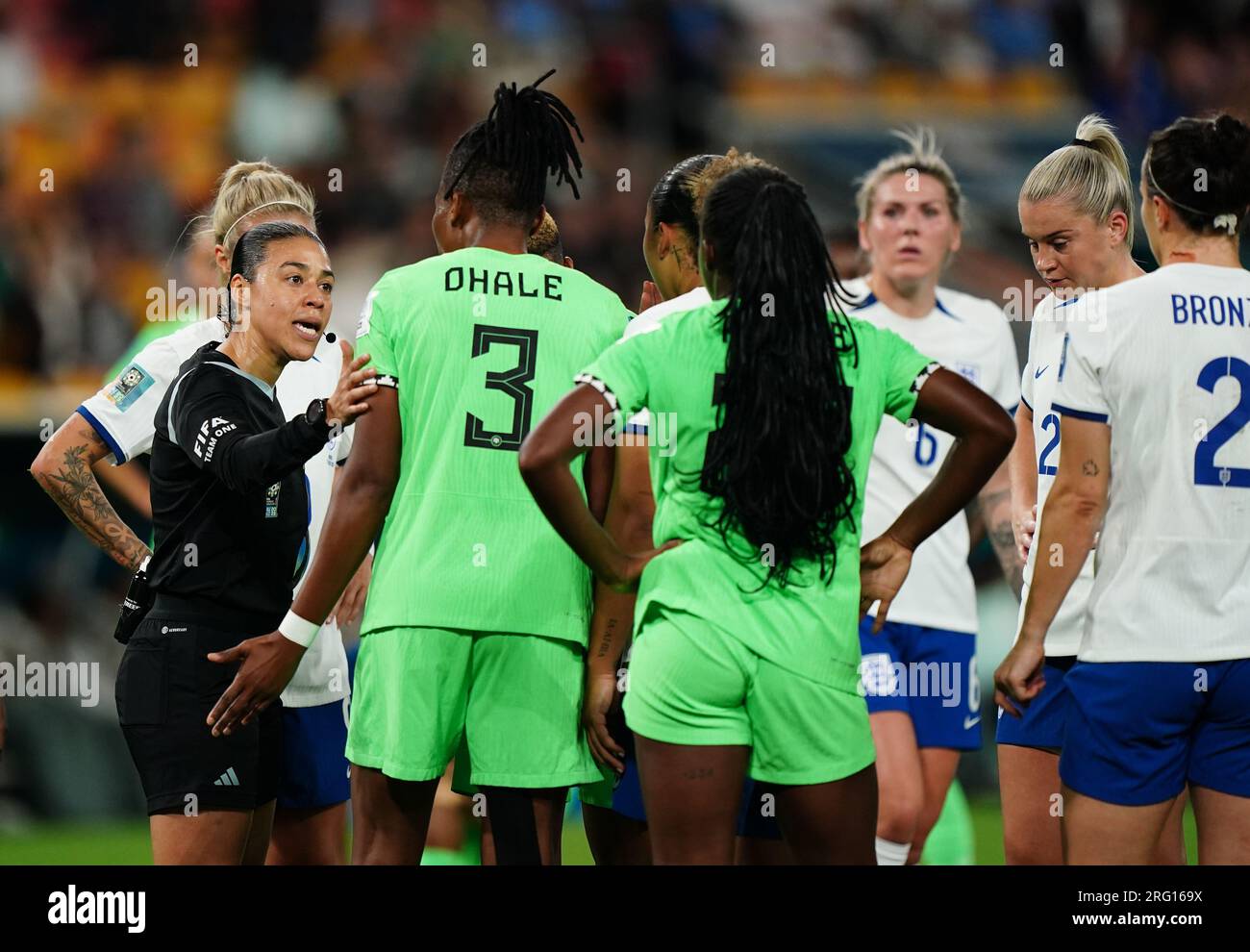 Nigerianische Spieler protestieren gegen die Schiedsrichterin Melissa Borjas über eine Strafentscheidung während des Spiels der FIFA Women's World Cup, Runde 16 im Brisbane Stadium, Australien. Foto: Montag, 7. August 2023. Stockfoto