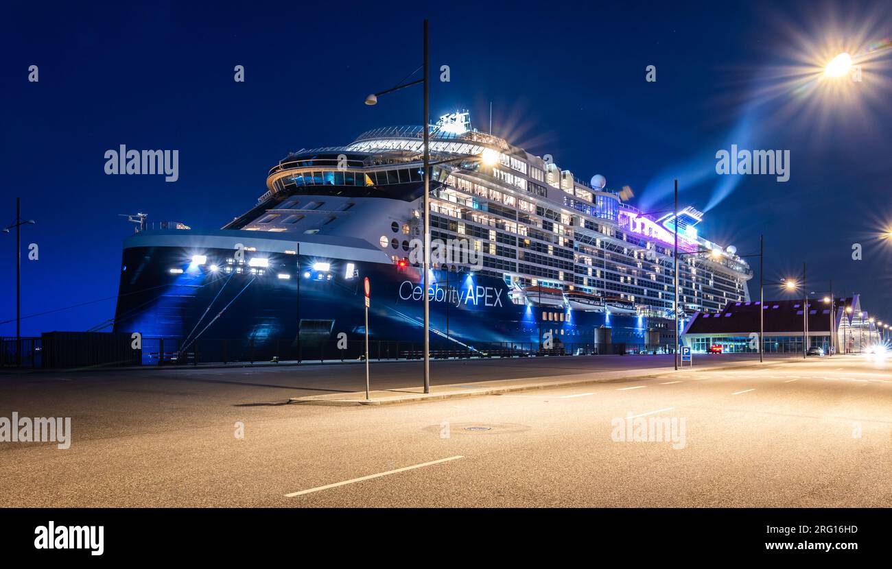 Kopenhagen, Dänemark - 28. Juli 2023: Celebrity Cruises Schiff Apex legt bei Nacht im Hafen von Kopenhagen, Dänemark an. Stockfoto