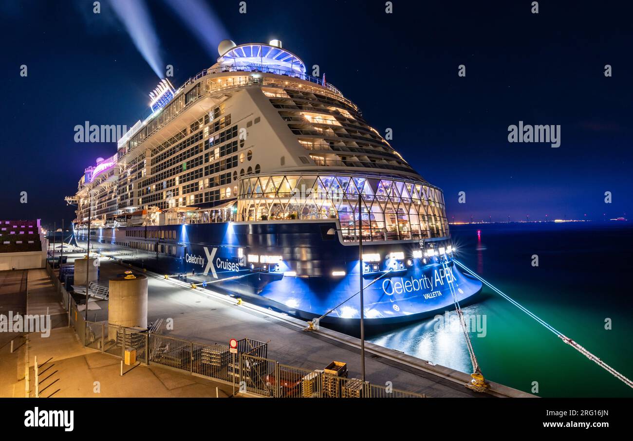 Kopenhagen, Dänemark - 28. Juli 2023: Nachtansicht des Celebrity Cruises Schiffes Apex im Hafen von Kopenhagen, Dänemark. Stockfoto