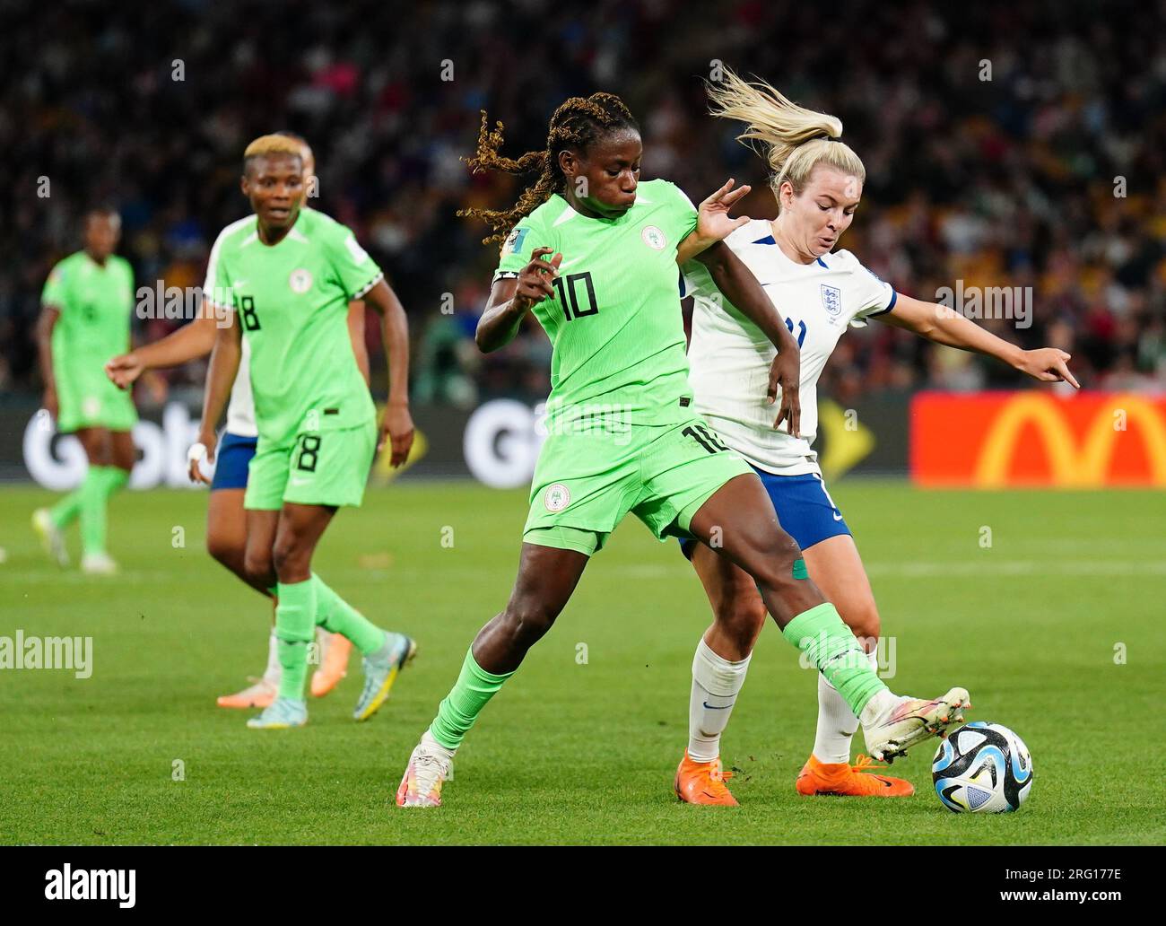 Christy Ucheibe aus Nigeria und Lauren Hemp aus England (rechts) kämpfen während der FIFA Women's World Cup, Runde 16 im Brisbane Stadium, Australien, um den Ball. Foto: Montag, 7. August 2023. Stockfoto