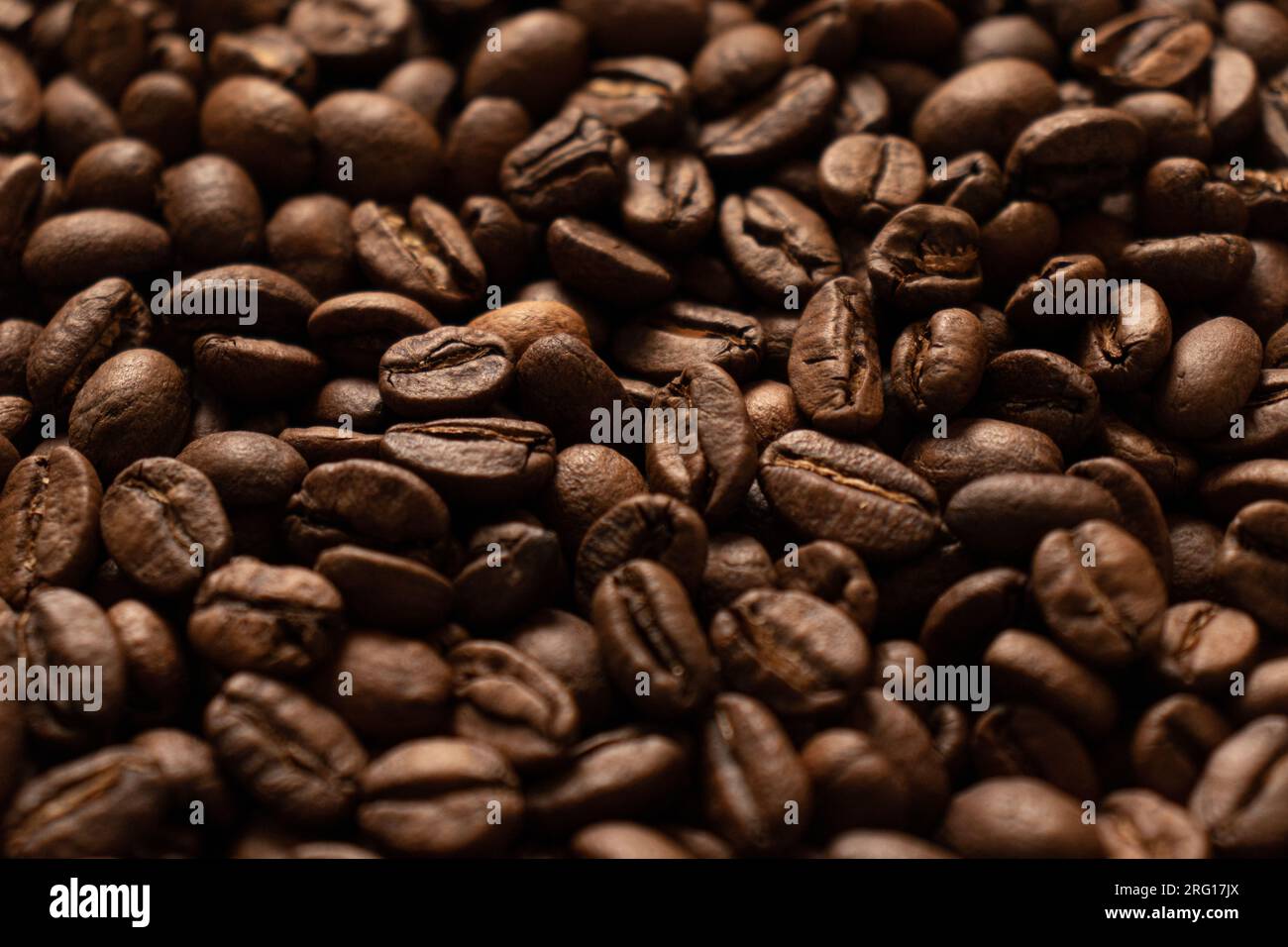 Strukturierter Hintergrund frisch gerösteter Kaffeebohnen Stockfoto