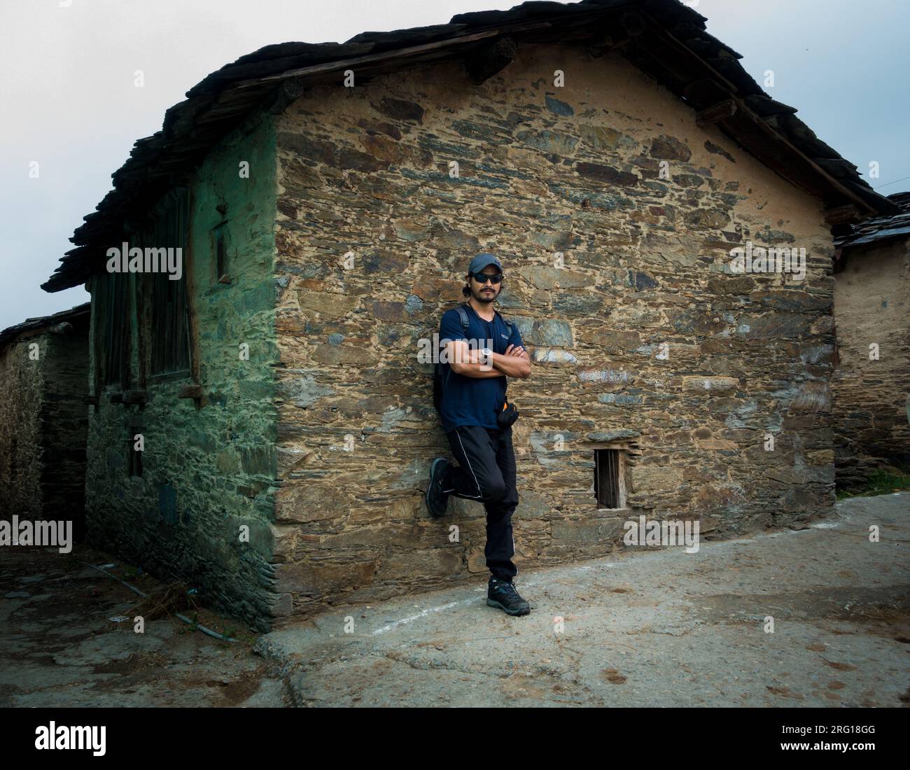 Oktober 14. 2022, Uttarakhand Indien. Abenteuerlustige Touristen erkunden die ländliche Architektur im Garhwal Himalaya inmitten von Schlamm- und Steinhäusern. Entdecken Von Ut Stockfoto