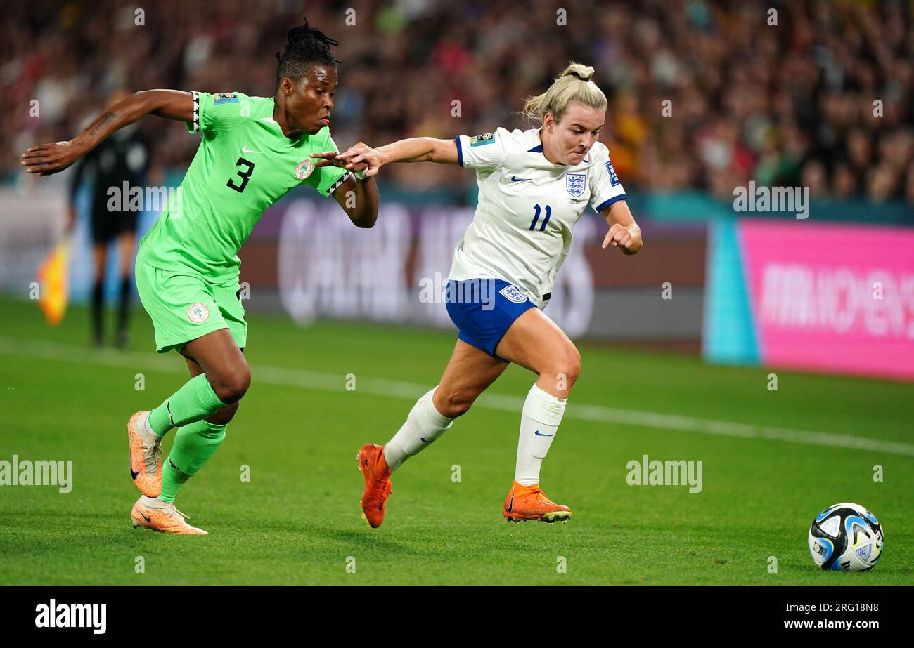 Nigerias Osinachi Ohale und Englands Lauren Hemp (rechts) kämpfen während der FIFA Women's World Cup, Runde 16 im Brisbane Stadium, Australien, um den Ball. Foto: Montag, 7. August 2023. Stockfoto