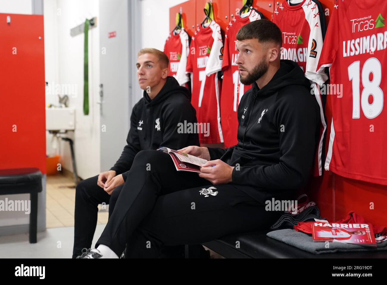 Kidderminster Harriers' Kieran Phillips (links) und Gerry McDonagh in den Umkleidekabinen vor dem Spiel der Vanarama National League im Aggborough Stadium, Kidderminster. Foto: Samstag, 5. August 2023. Stockfoto