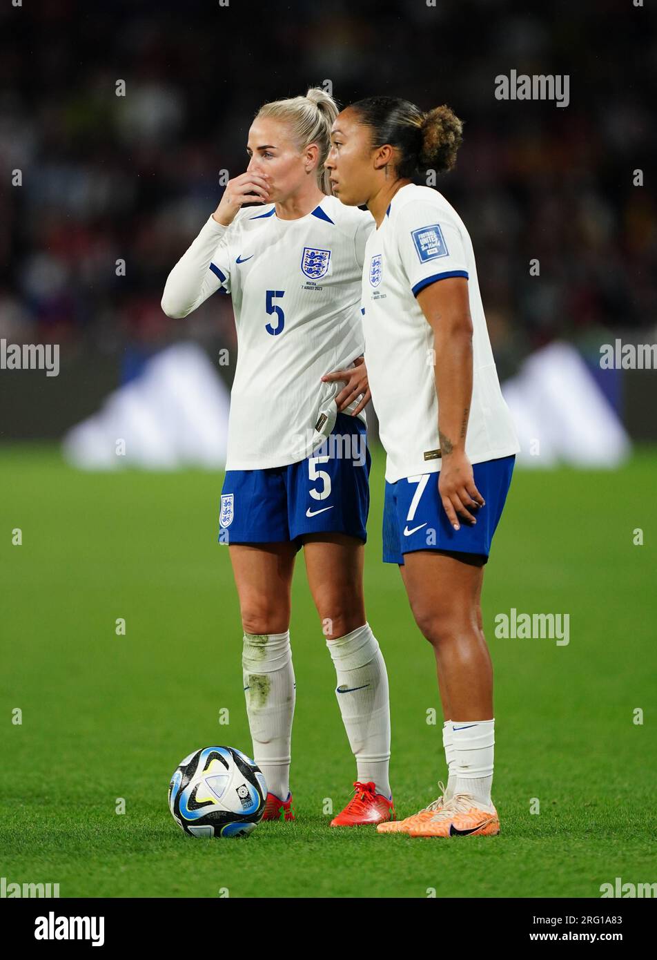 Alex Greenwood und Lauren James aus England stellen sich während des Spiels der FIFA Women's World Cup, Runde 16 im Brisbane Stadium, Australien, auf einen Freistoß. Foto: Montag, 7. August 2023. Stockfoto