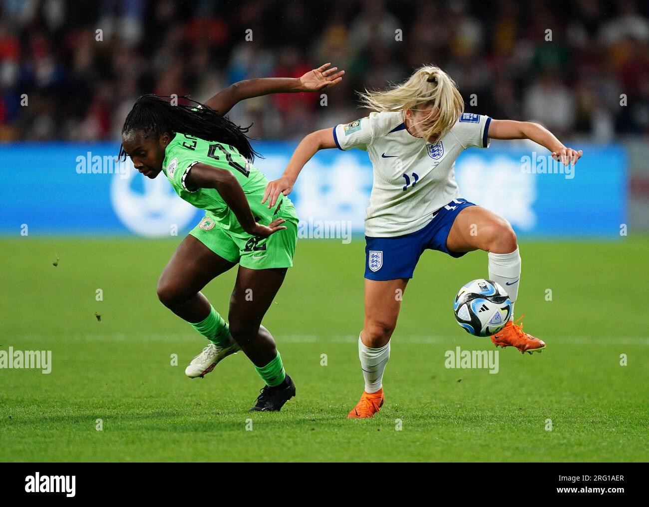 Michelle Alozie aus Nigeria und Lauren Hemp aus England (rechts) kämpfen während der FIFA Women's World Cup, Runde 16 im Brisbane Stadium, Australien, um den Ball. Foto: Montag, 7. August 2023. Stockfoto