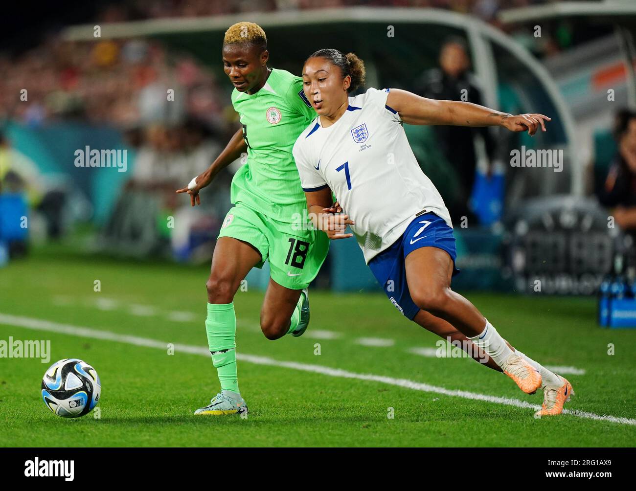 Nigerias Halimatu Ayinde und Englands Lauren James (rechts) kämpfen während des Spiels der FIFA Women's World Cup, Runde 16 im Brisbane Stadium, Australien, um den Ball. Foto: Montag, 7. August 2023. Stockfoto