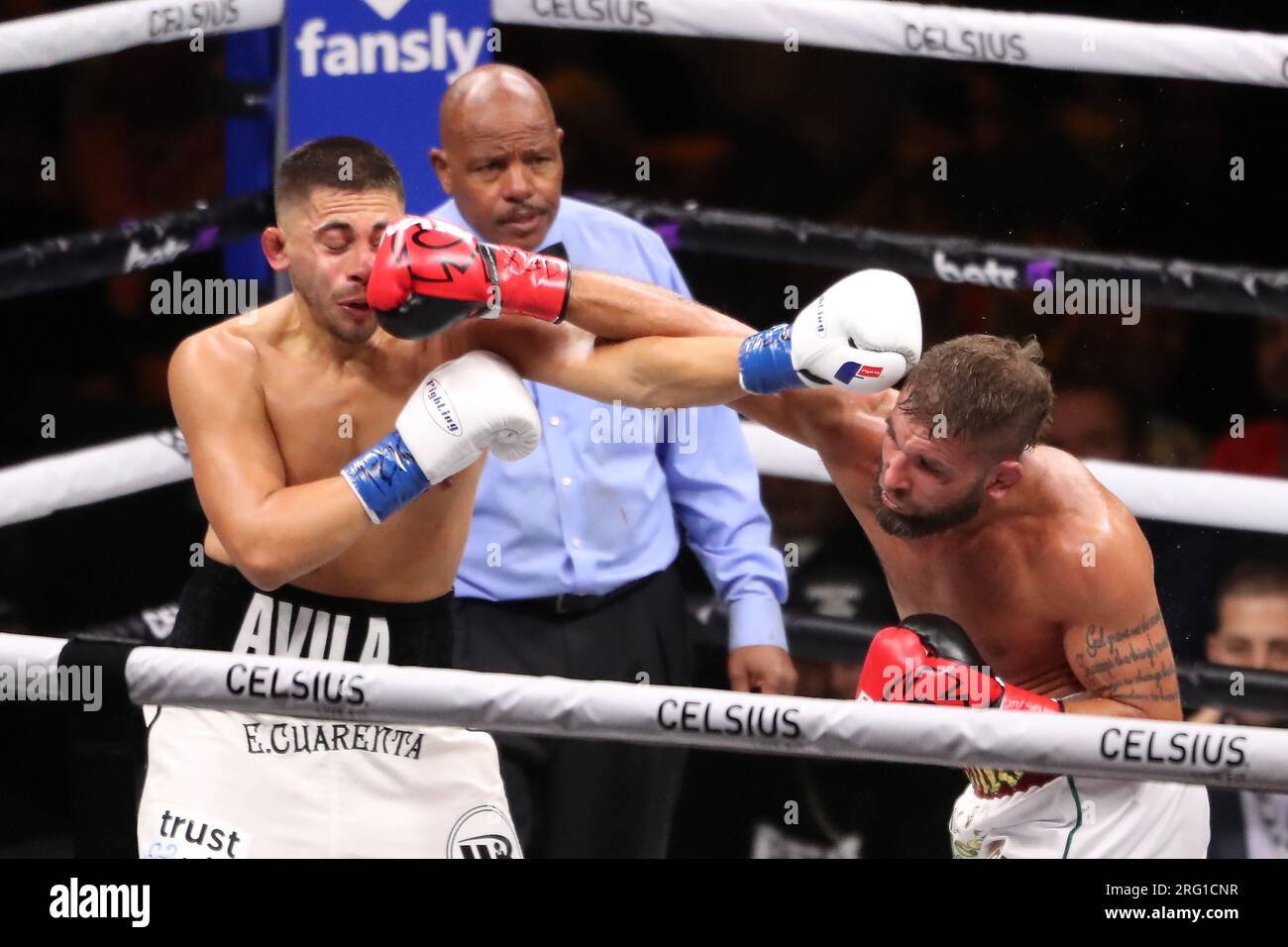 Dallas, Usa. 05. Aug. 2023. DALLAS, TEXAS - 5. AUGUST: (R-L) Jeremy Stephens schlägt Chris Avila während des 6-Runden-Super-Mittelgewichts-Spiels im Paul gegen Diaz im American Airlines Center am 5. August 2023 in Dallas, Texas. (Foto: Alejandro Salazar/PxImages/Sipa USA) Guthaben: SIPA USA/Alamy Live News Stockfoto