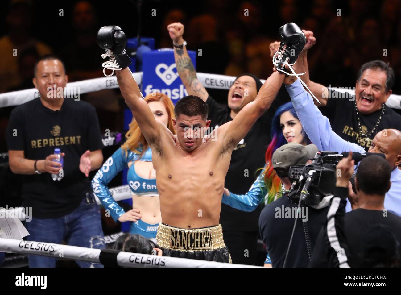 Dallas, Usa. 05. Aug. 2023. DALLAS, TEXAS - AUGUST 5: Alan Sanchez wird am 5. August 2023 im American Airlines Center in Dallas, Texas, zum Gewinner seines Kampfes gegen Angel Beltran Villa erklärt. (Foto: Alejandro Salazar/PxImages/Sipa USA) Guthaben: SIPA USA/Alamy Live News Stockfoto