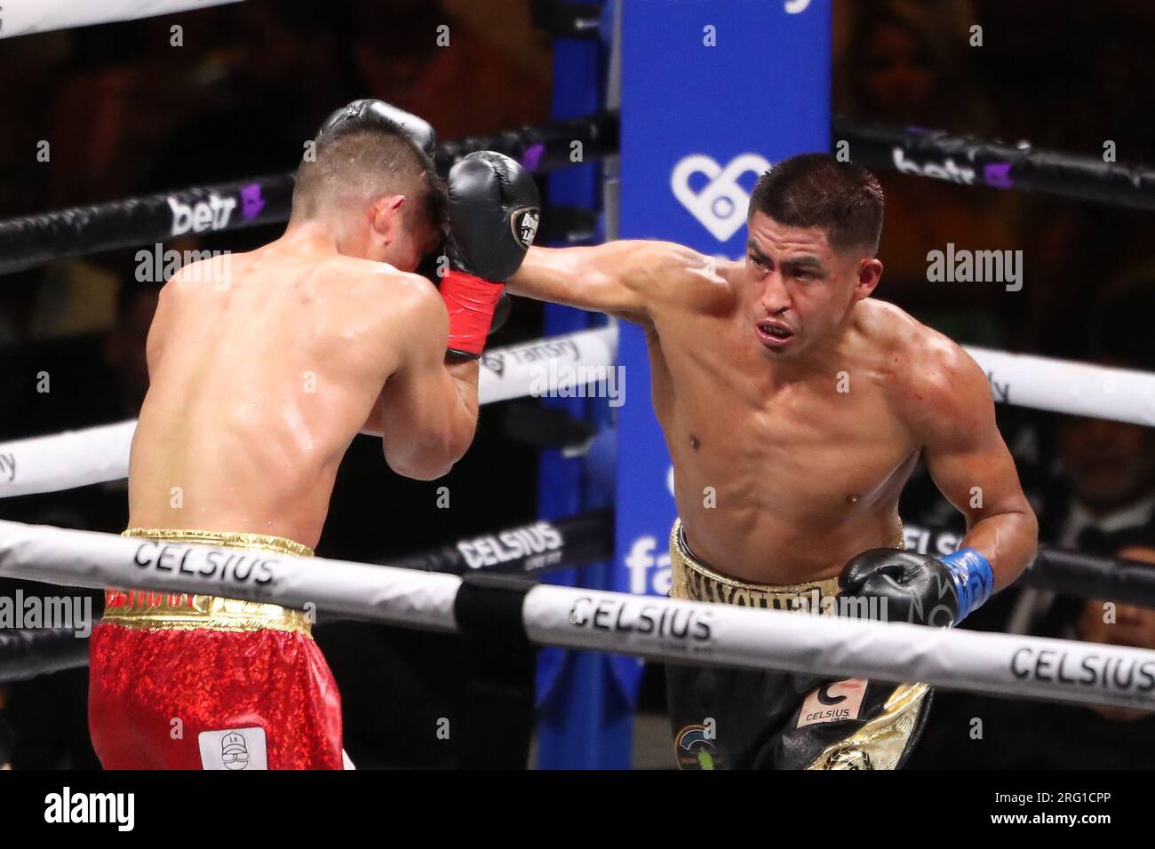 Dallas, Usa. 05. Aug. 2023. DALLAS, TEXAS - 5. AUGUST: (R-L) Alan Sanchez und Angel Beltran Villa kämpfen am 5. August 2023 im American Airlines Center in Dallas, Texas, im 8-runden Welterweight-Kampf im Paul gegen Diaz. (Foto: Alejandro Salazar/PxImages/Sipa USA) Guthaben: SIPA USA/Alamy Live News Stockfoto