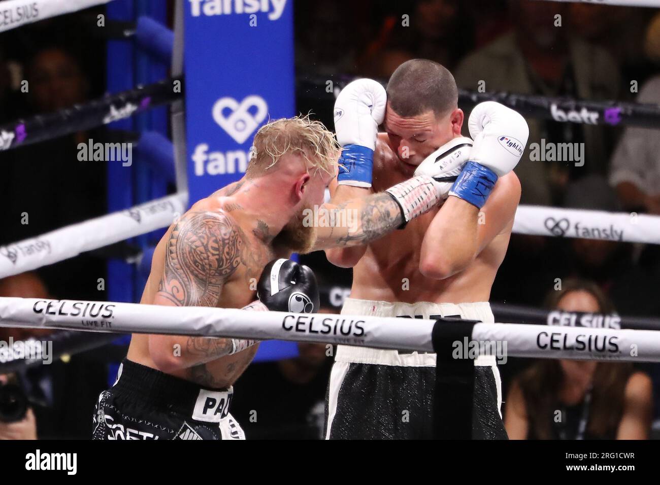 Dallas, Usa. 05. Aug. 2023. DALLAS, TEXAS - 5. AUGUST: (L-R) Jake Paul schlägt Nate Diaz in seinem 8. Runden großen Cruiserweight-Kampf im Paul vs Diaz im American Airlines Center am 5. August 2023 in Dallas, Texas. (Foto: Alejandro Salazar/PxImages/Sipa USA) Guthaben: SIPA USA/Alamy Live News Stockfoto