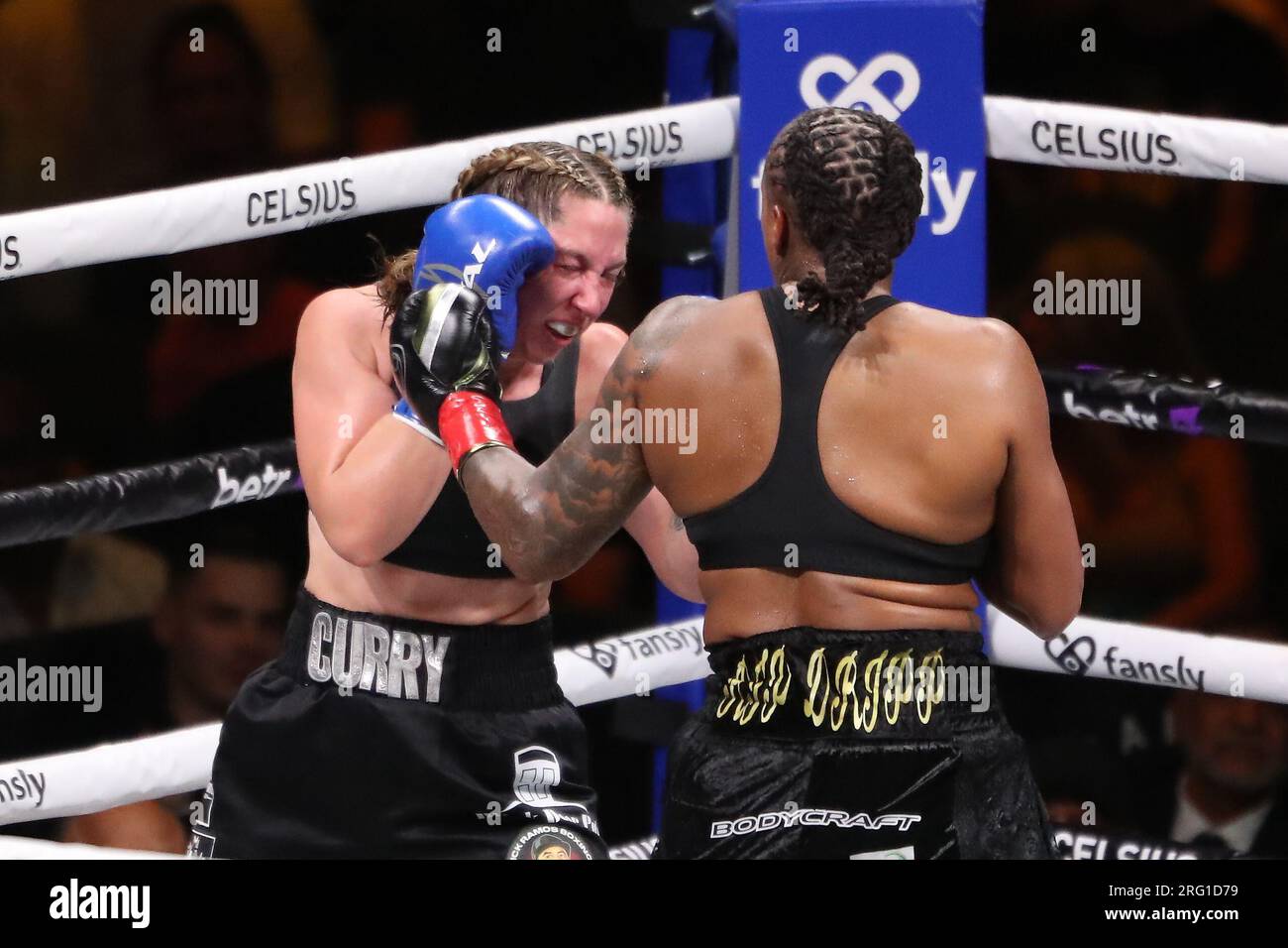 Dallas, Usa. 05. Aug. 2023. DALLAS, TEXAS - 5. AUGUST: (R-L) Shadasia Green und Olivia Curry kämpfen am 5. August 2023 im American Airlines Center in Dallas, Texas, im 10-runden Kampf der Frauen im Super-Mittelgewicht bei Paul gegen Diaz. (Foto: Alejandro Salazar/PxImages/Sipa USA) Guthaben: SIPA USA/Alamy Live News Stockfoto