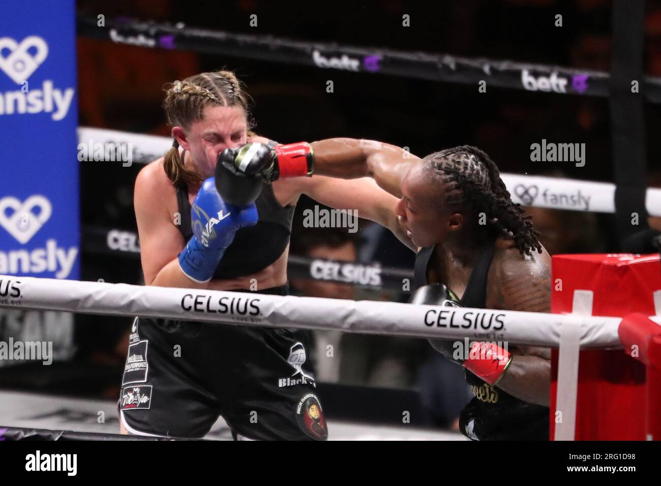 Dallas, Usa. 05. Aug. 2023. DALLAS, TEXAS - 5. AUGUST: (R-L) Shadasia Green und Olivia Curry kämpfen am 5. August 2023 im American Airlines Center in Dallas, Texas, im 10-runden Kampf der Frauen im Super-Mittelgewicht bei Paul gegen Diaz. (Foto: Alejandro Salazar/PxImages/Sipa USA) Guthaben: SIPA USA/Alamy Live News Stockfoto