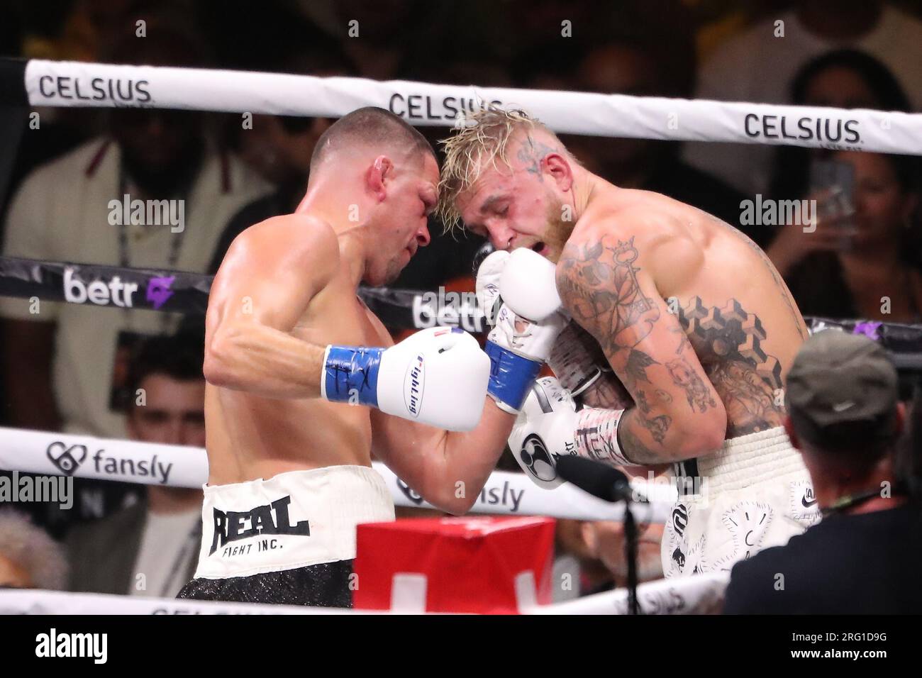 Dallas, Usa. 05. Aug. 2023. DALLAS, TEXAS - 5. AUGUST: (L-R) Nate Diaz schlägt Jake Paul in seinem 8-Runden-Hauptkampf im Cruiserweight im Paul vs Diaz im American Airlines Center am 5. August 2023 in Dallas, Texas. (Foto: Alejandro Salazar/PxImages/Sipa USA) Guthaben: SIPA USA/Alamy Live News Stockfoto