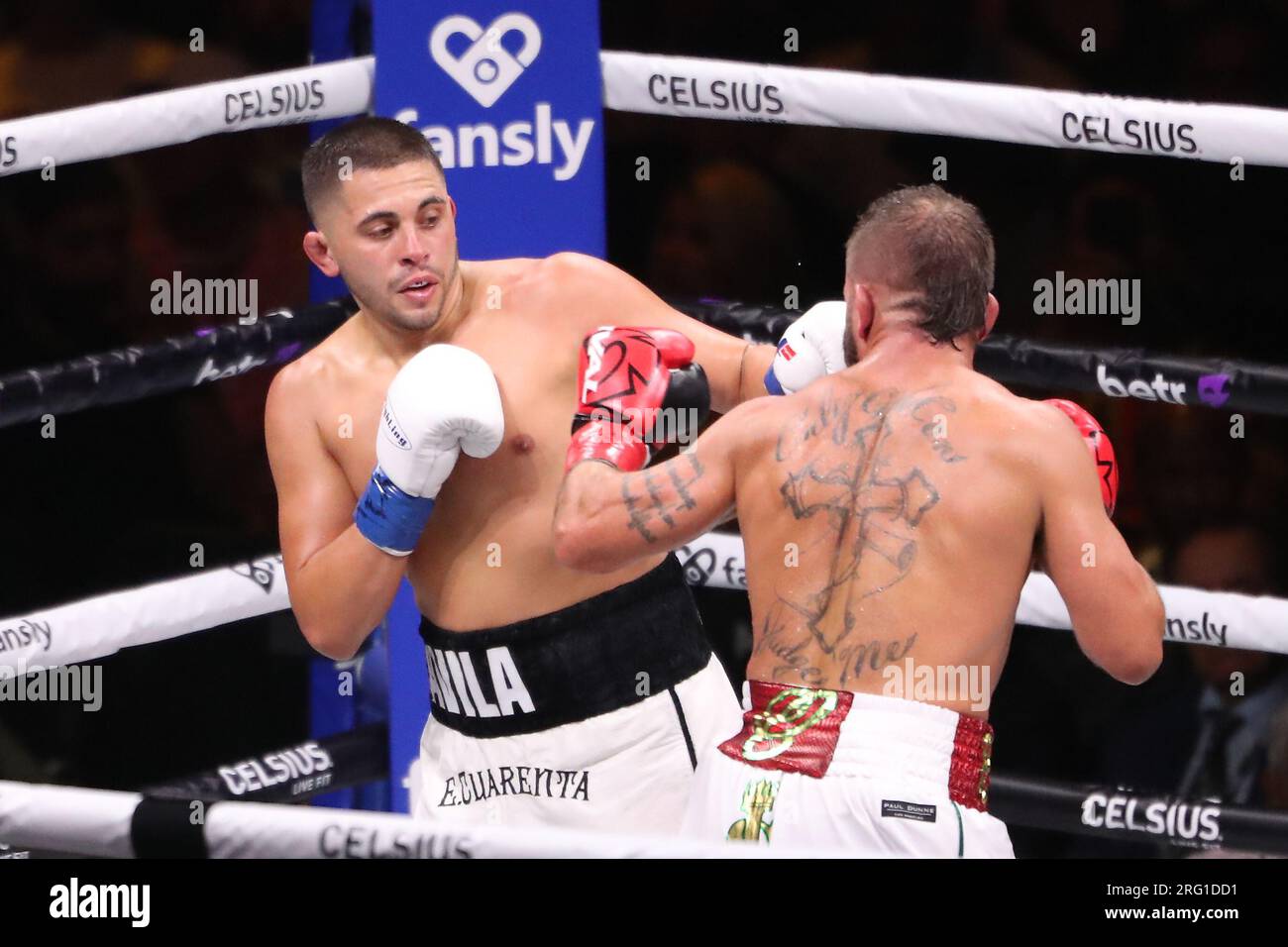 Dallas, Usa. 05. Aug. 2023. DALLAS, TEXAS - 5. AUGUST: (L-R) Chris Avila schlägt Jeremy Stephens während des 6-Runden-Super-Mittelgewichts-Spiels im Paul gegen Diaz am American Airlines Center am 5. August 2023 in Dallas, Texas. (Foto: Alejandro Salazar/PxImages/Sipa USA) Guthaben: SIPA USA/Alamy Live News Stockfoto