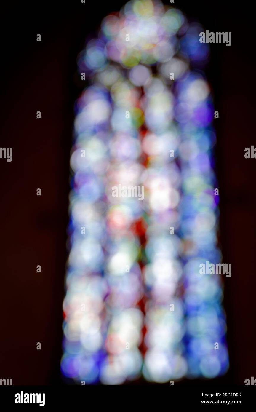 Unscharfes Bild aus einem Buntglasfenster in der Kirche, von innen gesehen, Moesel, Deutschland. Stockfoto
