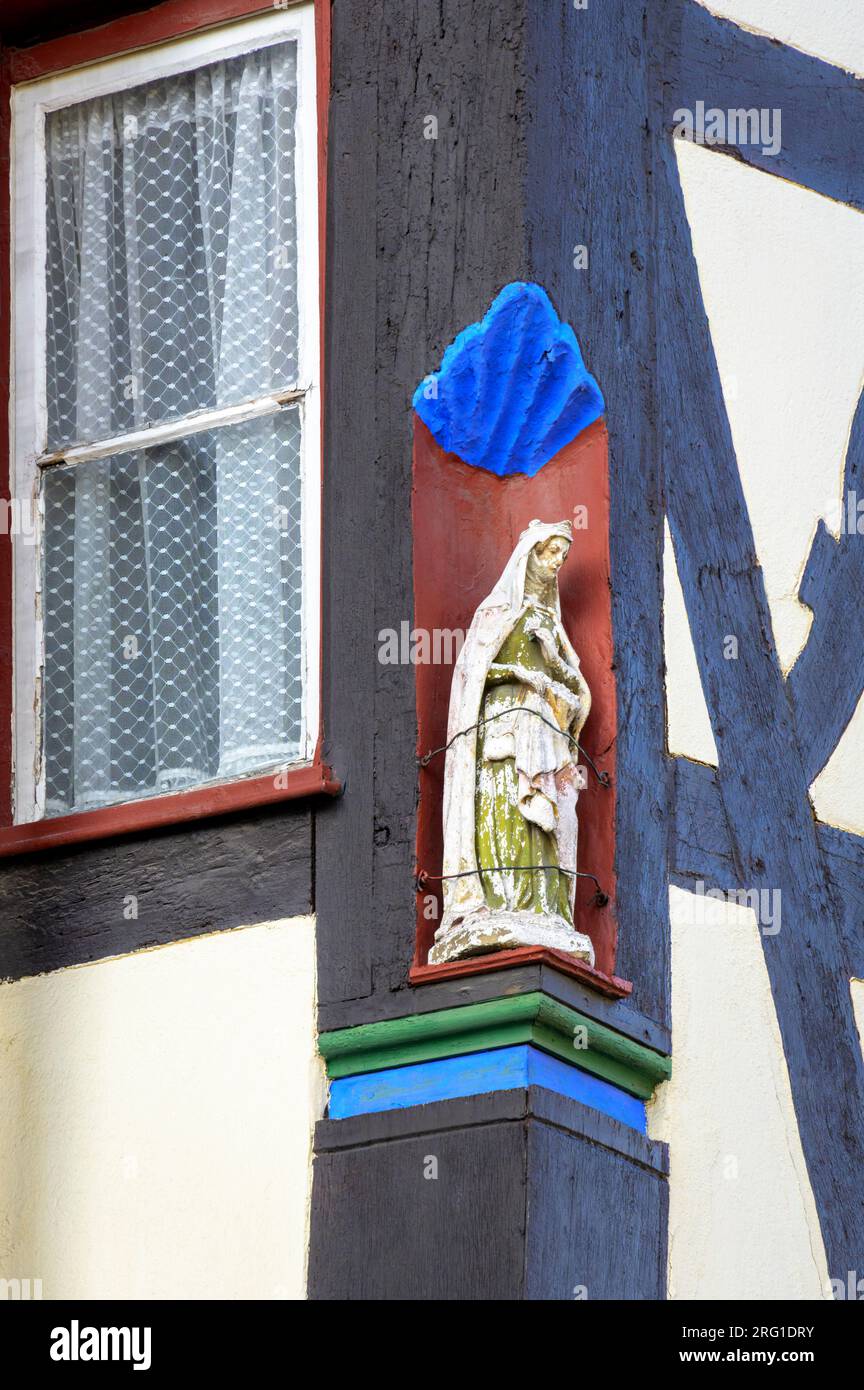 Maria-Statue an der Ecke eines typischen Hauses im Moesel. Stockfoto