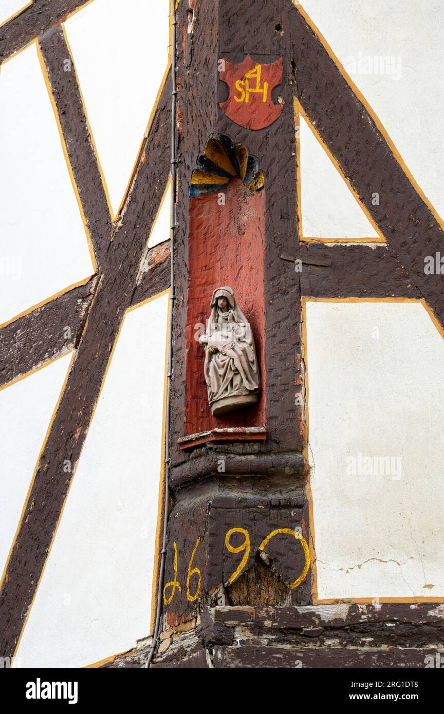 Kleine Statue von Maria und Jesus in einem typischen Haus, Moesel, Deutschland. Stockfoto