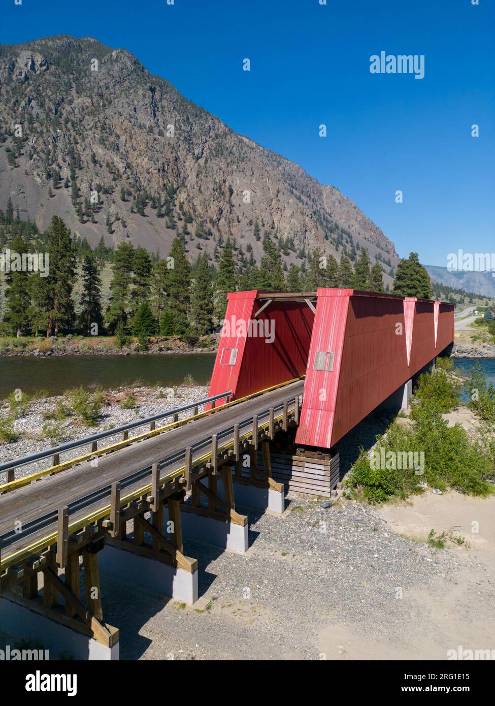 Die Ashnola-Brücke über den Similkameen River wurde 1907 fertiggestellt und 1926 mit ihren Howe-Stäben mit Holztäfelung und Cross-brac umgebaut Stockfoto