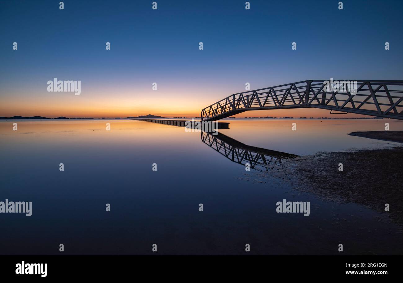 Eisenbrücke und Holzsteg über Mar Menor, Cartagena, Spanien, bei Sonnenaufgang Stockfoto