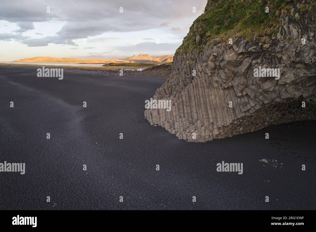 Basaltsäulen am Strand von Reynisfjara Stockfoto