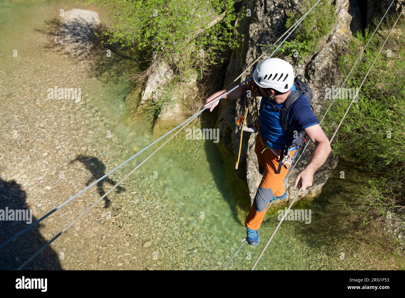 Überqueren Sie eine Hängebrücke in Bierge in den Guara Mountains. Stockfoto