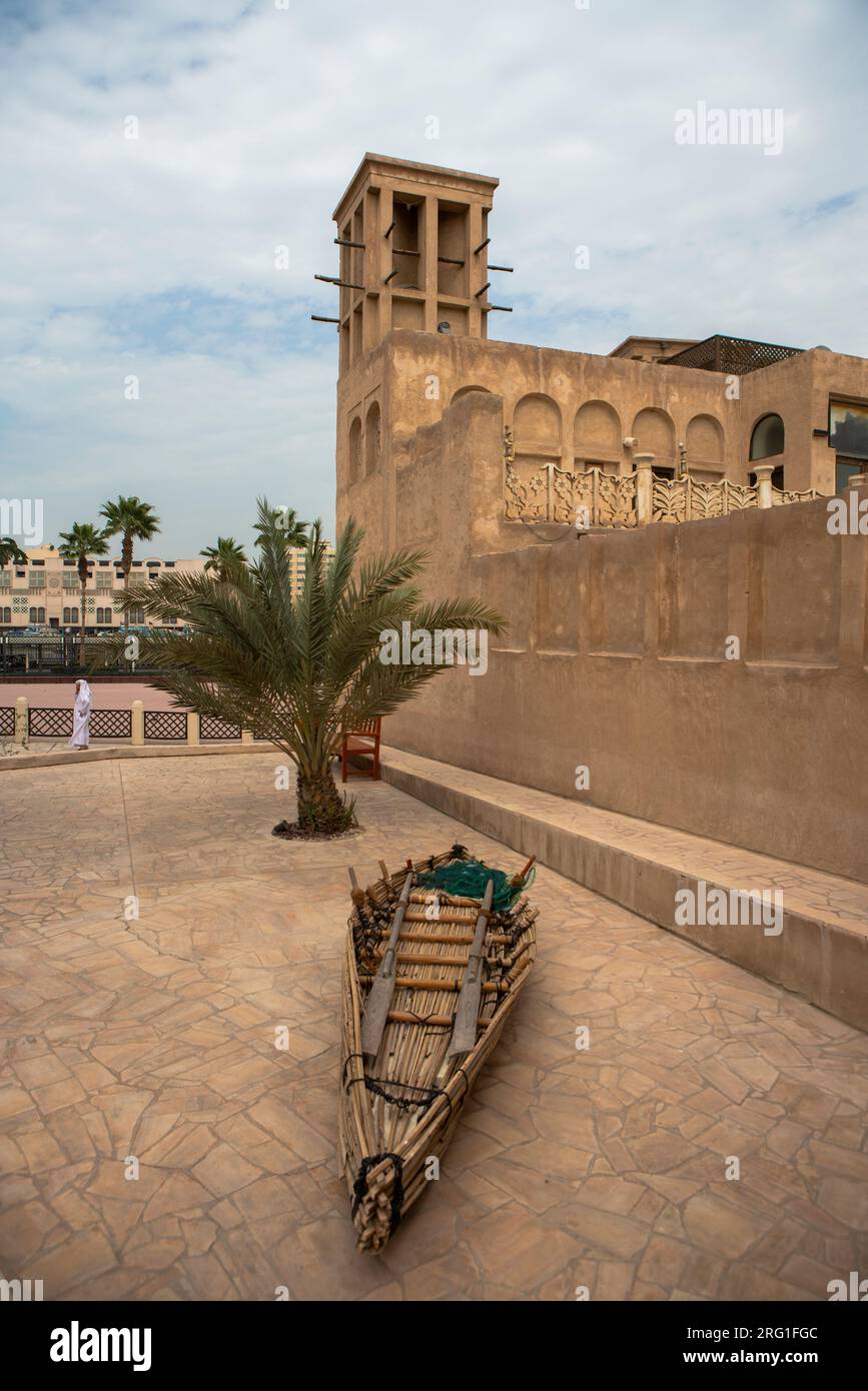 Traditionelle Gebäude und Boote in der Altstadt von Dubai Stockfoto