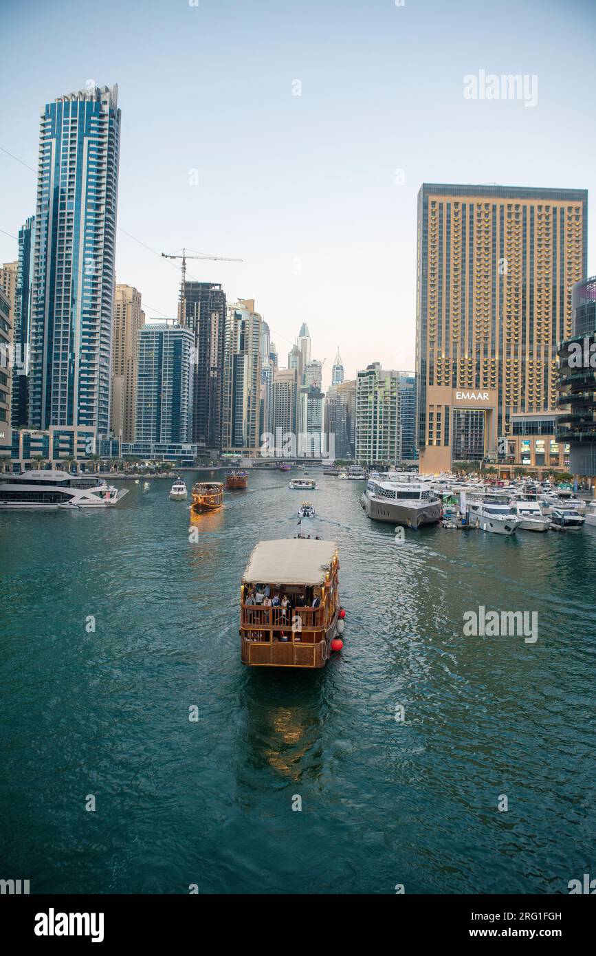 Boote fahren durch die Dubai Marina in den Vereinigten Arabischen Emiraten Stockfoto