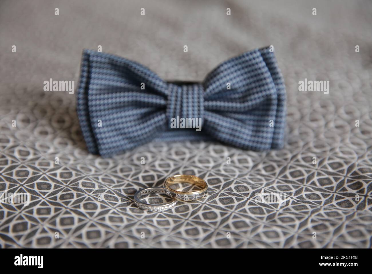 Detail mit goldenen Eheringen, ein Accessoire, das die Vereinigung eines Paares symbolisiert Stockfoto