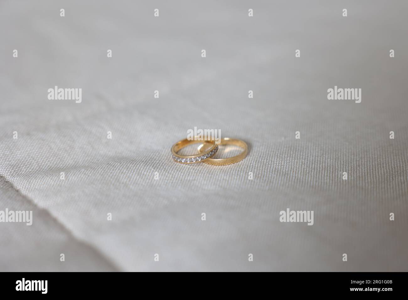 Detail mit goldenen Eheringen, ein Accessoire, das die Vereinigung eines Paares symbolisiert Stockfoto