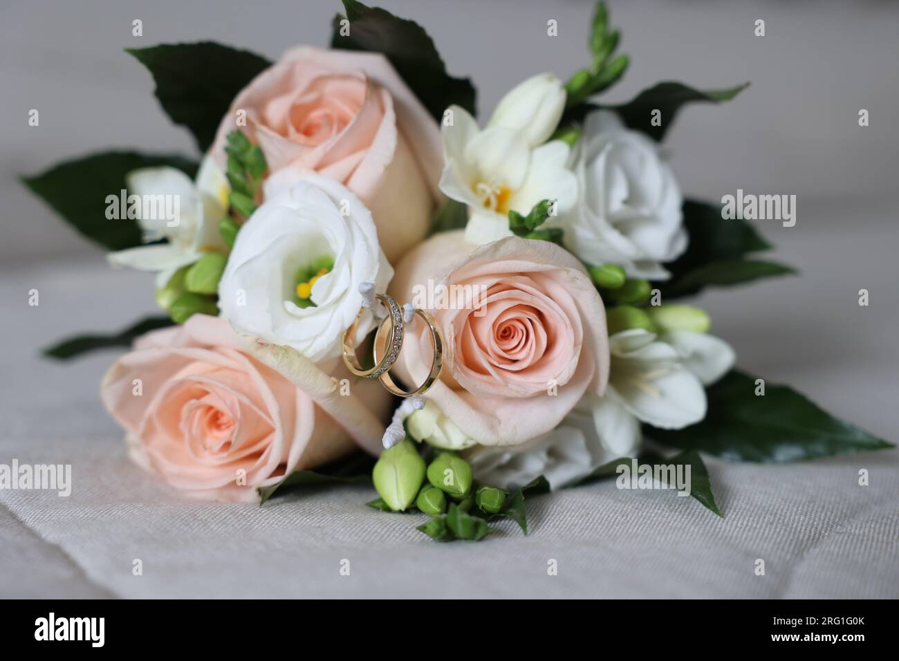Zwei Eheringe im Brautstrauß Stockfoto