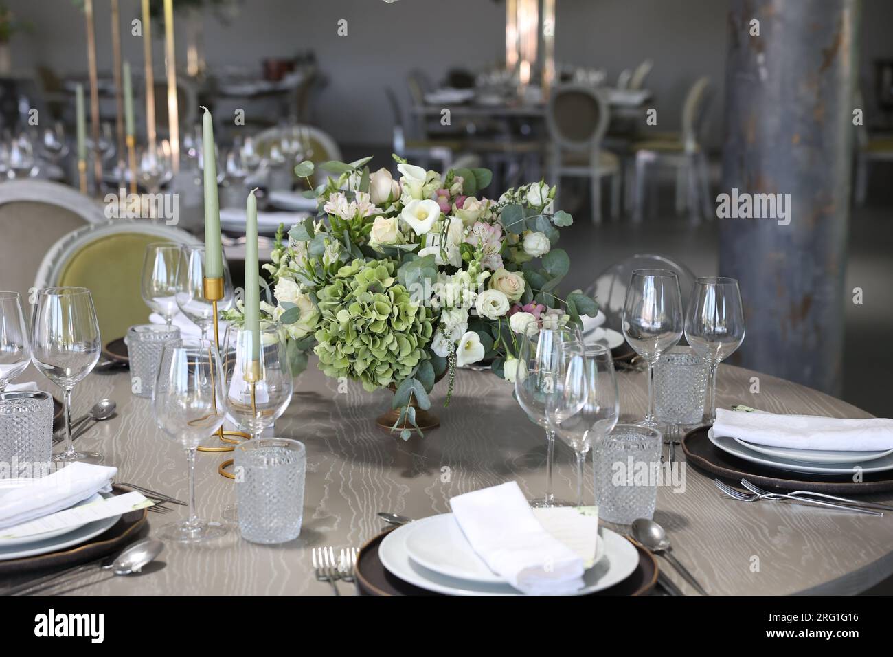 Eleganter Partytisch für Veranstaltungen und Hochzeiten. Luxuriöses Besteck und schicker Empfang. Stockfoto