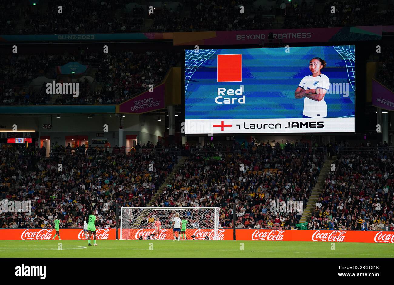 Auf der großen Leinwand ist eine rote Karte für die englische Lauren James während des Spiels der FIFA Women's World Cup, Runde 16 im Brisbane Stadium, Australien, zu sehen. Foto: Montag, 7. August 2023. Stockfoto