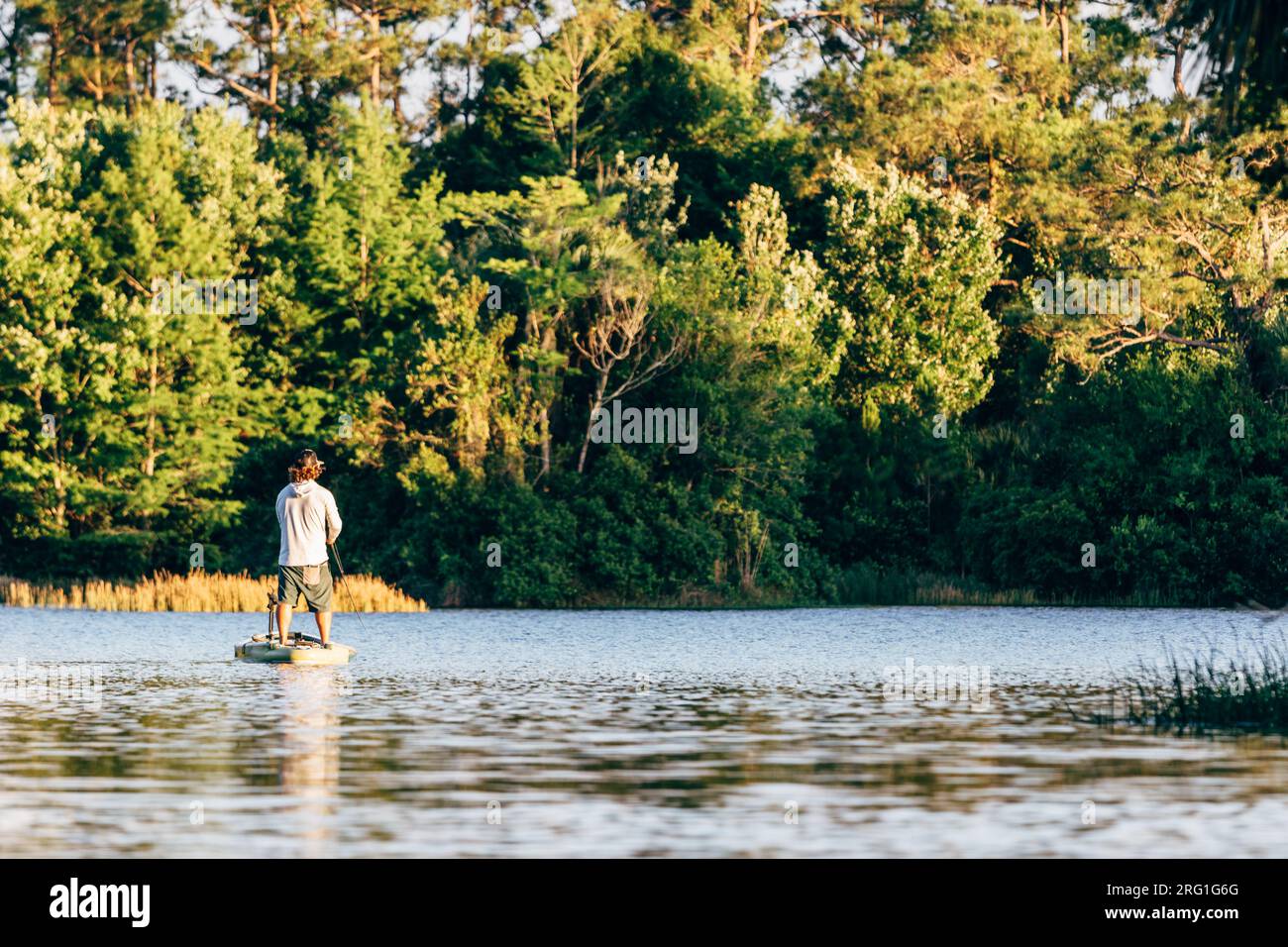 Ein Mann, der von seinem Standup Paddleboard angeln will Stockfoto