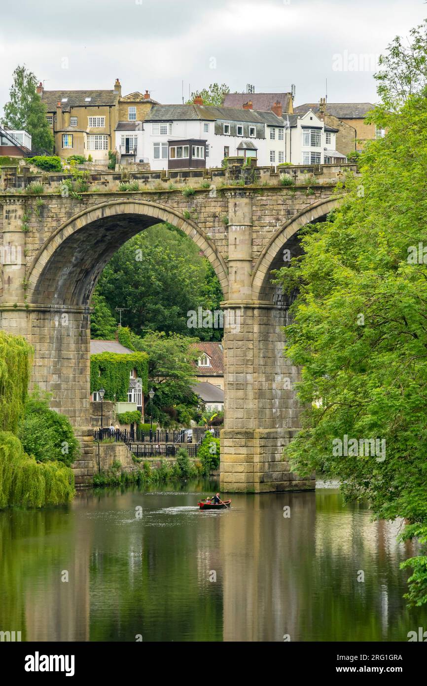 Knaresborough Bridge am Fluss Nidd aus dem Osten, Knaresborough, North Yorkshire, England, Großbritannien Stockfoto