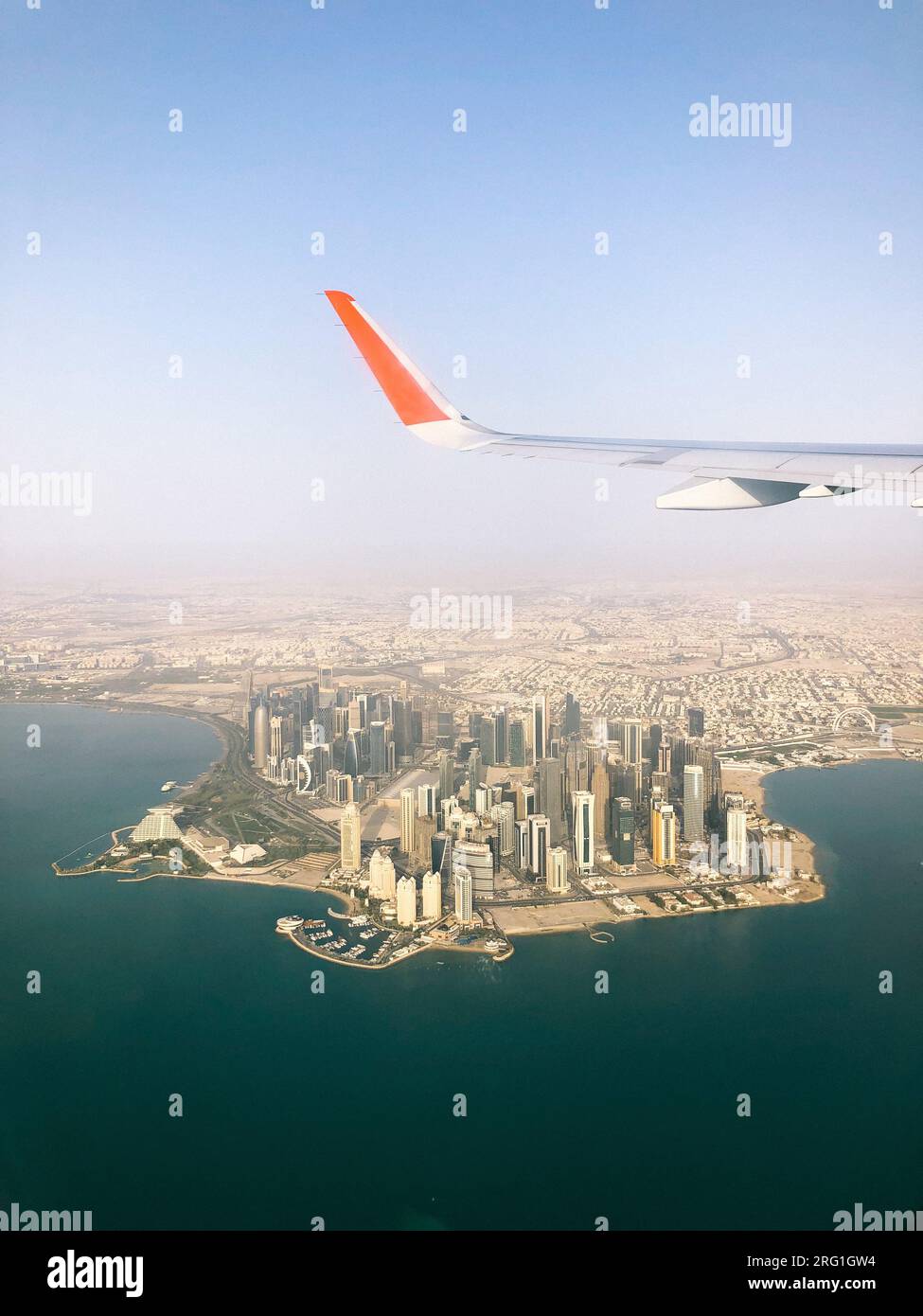 Blick auf die Stadt Doha vom Flugzeug Stockfoto